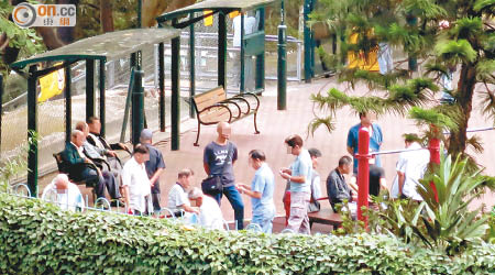 花圃旁的健體園地及長椅亦疑被聚賭人士佔用「開賭」。