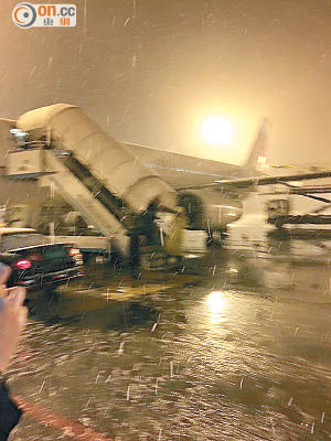 港龍壞機，乘客被迫冒着嚴寒在機場等候轉機。