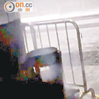 垃圾桶爆炸後不斷冒煙。（Truth Media Hong Kong提供）