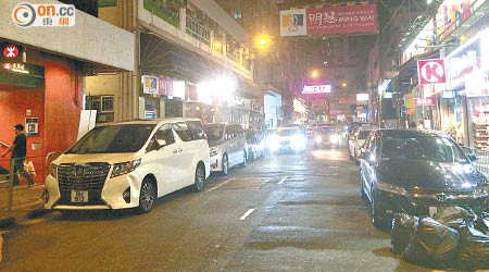 有大量車輛於周末入夜後違泊在書局街兩旁。