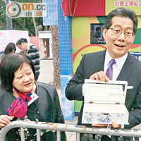 蘇錦樑（右）展示所買嘅首飾盒，廠商會副會長陳淑玲都感好奇。
