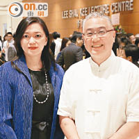 香港大學法律系畢業生會主席廖玉玲（左）及港大法律學院院長何耀明每年都出席欣賞及支持校友合唱團演出。