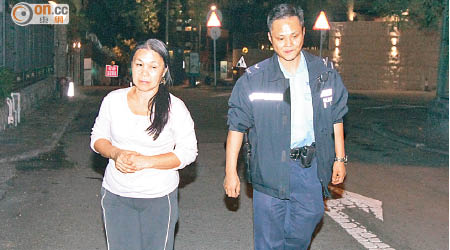 女傭（左）協助警方調查。（劉子文攝）