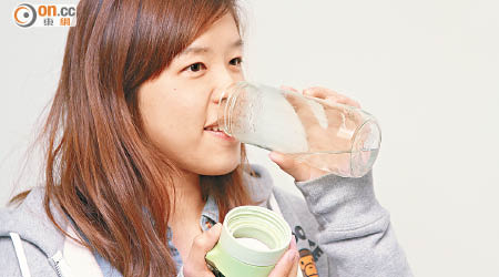 口渴時多飲水，可減少損害牙齒健康。