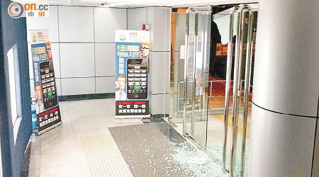 葵涌警署玻璃大門當日遭石頭掟爆。