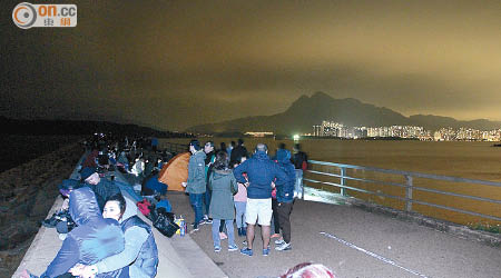 追星族聚集淡水湖大壩，期待流星雨出現。（胡德威攝）