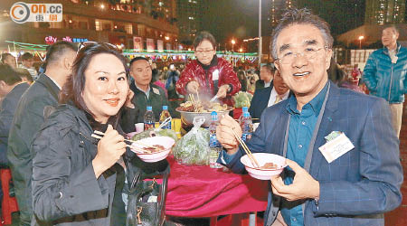  林煒珊（左）及田北辰（右）齊呻服裝生意大受反常天氣影響。