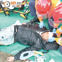 傷者由拯救人員包紮。