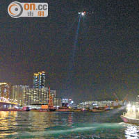 水警輪及直升機前晚進行海空搜索。（左蘭慶攝）