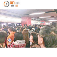 荃灣線 <br>旺角站月台擠滿乘客。