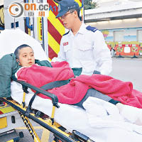 被電梯夾傷腳的南亞裔男童送院。（容惠玲攝）