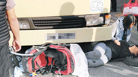 婦人被捲入小巴車底，嬰兒車攝入車頭。（互聯網圖片）
