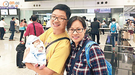 羅生羅太在十月初接愛兒回港，三人在香港機場拍照留念。（被訪者提供）