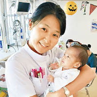 日本的醫護人員把男嬰抱入懷中，悉心照顧。