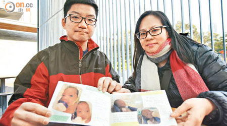 日本的醫療人員製作男嬰成長日誌贈給「安然」父母。（黃仲民攝）
