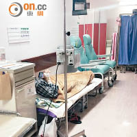 屯門醫院內科病房外的走廊已擺放臨時病床，部分更已有病人佔用。