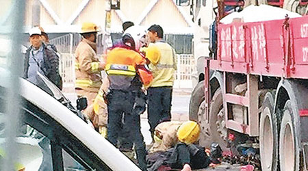 被困貨車底的單車婦由消防救出。（網民Ki Wong攝）