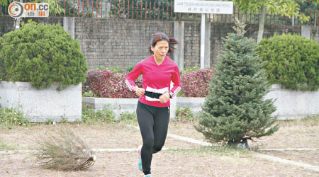 Pauline拖行廿四公斤重的松樹跑一公里奪冠。（香港環境保護協會提供）