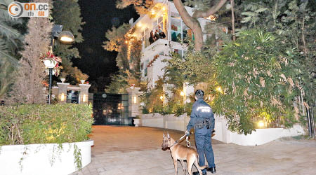 警員拖警犬在別墅附近搜查。（麥少峰攝）