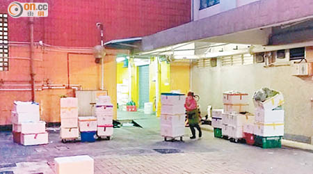 東頭邨安東樓對出經常有工人於清晨處理貨物，發出噪音影響居民。（讀者提供）