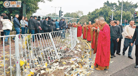 鄉委會成員到現場路祭，僧侶誦經超度。（趙瑞麟攝）