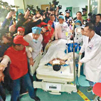 田澤明送抵醫院一刻，傳媒爭相拍攝。（互聯網圖片）