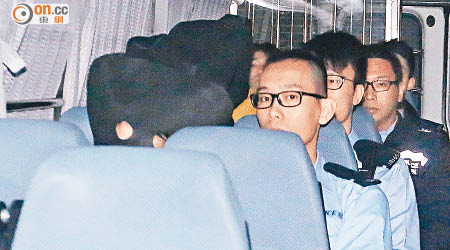 五名被告昨早由警車押解到庭應訊。（陳章存攝）