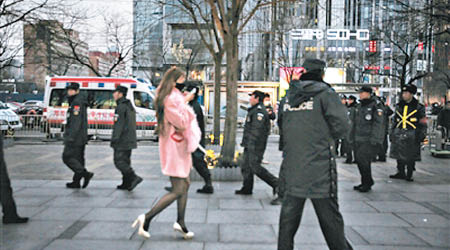 大批警員在三里屯街道巡邏。（互聯網圖片）