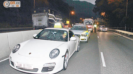 被截查的保時捷跑車。（賴南秋攝）