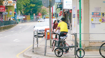 行人路被當作單車徑，對途人構成危機。