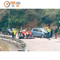 熱心人士為受傷電單車司機及馬來西亞籍漢急救。（互聯網圖片）