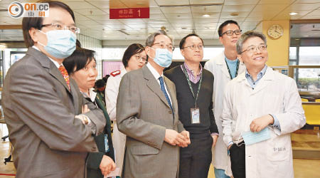 梁智仁（右四）到瑪嘉烈醫院探望急症室醫護。