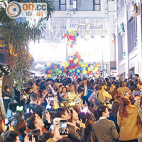 踏入新一年，蘭桂坊放氣球慶祝。