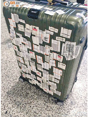 李克勤的其中一件行李貼滿條碼標籤。
