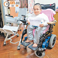 俊峰獲贈電動輪椅後如獲自由，感謝東方日報慈善基金及善長的慷慨捐助。