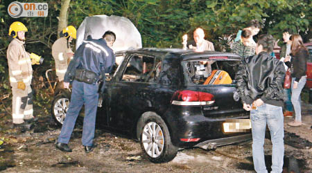 涉案私家車在馬游塘村被焚毀，車內檢獲一個行李篋。（麥少峰攝）