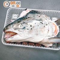 魚頭含有大量脂肪組織和魚腦，是重金屬風險較高的部位。
