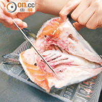 魚攝取重金屬後，會藏於脂肪中，故此應避免進食魚脂豐富的位置。