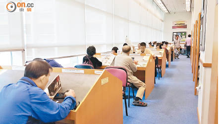 大角咀公共圖書館內的座椅常被坐滿，市民認為欠缺舒適的閱讀空間。