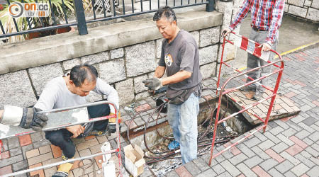 電訊商工人檢查沙井。