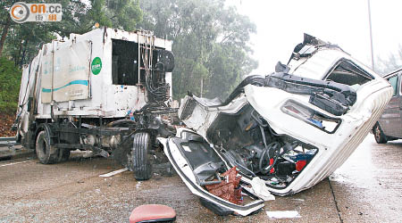 垃圾車駕駛艙與車身分離，如「斷頭」橫亘路中。（曾志恒攝）