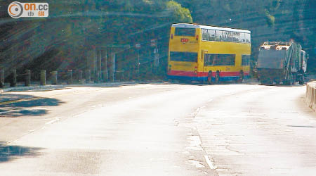 將軍澳環保大道路面長期「爛蓉蓉」，居民擔心影響駕駛安全。