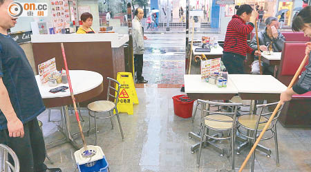 食肆被水浸，店員忙於清理。（陳浩然攝）