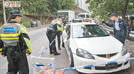 警方發現涉案私家車，封鎖現場調查。（戴展邦攝）