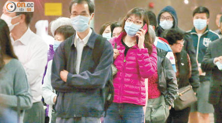 冬季流感高峰期，市民戴口罩防疫。（資料圖片）