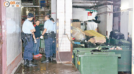機動部隊人員在垃圾房調查。（馬竟峯攝）