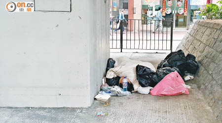 荔枝角道行車天橋下有露宿者居住逾月，社署及食環署均表示會留意及跟進事件。