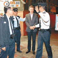 外籍男子協助警員調查。