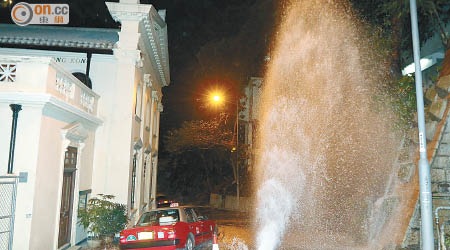 途經車輛需要涉水而過。	（張曉楠攝）