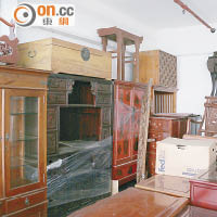 市面上價格高昂的中式木製家具亦難逃被棄置的命運。